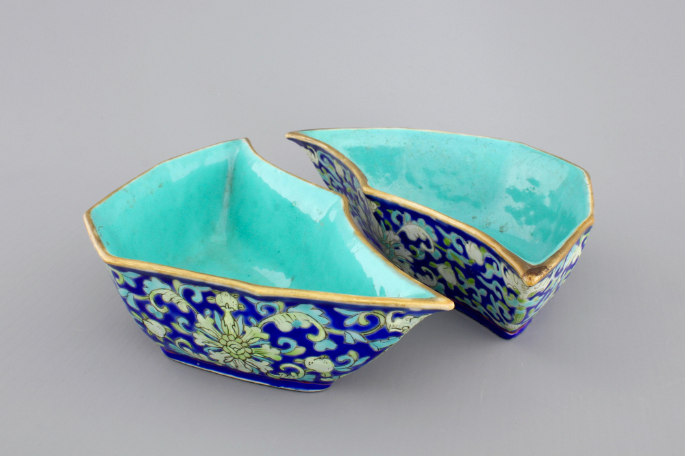 A pair of Chinese porcelain enameled bat-shaped bowls, 19th C.