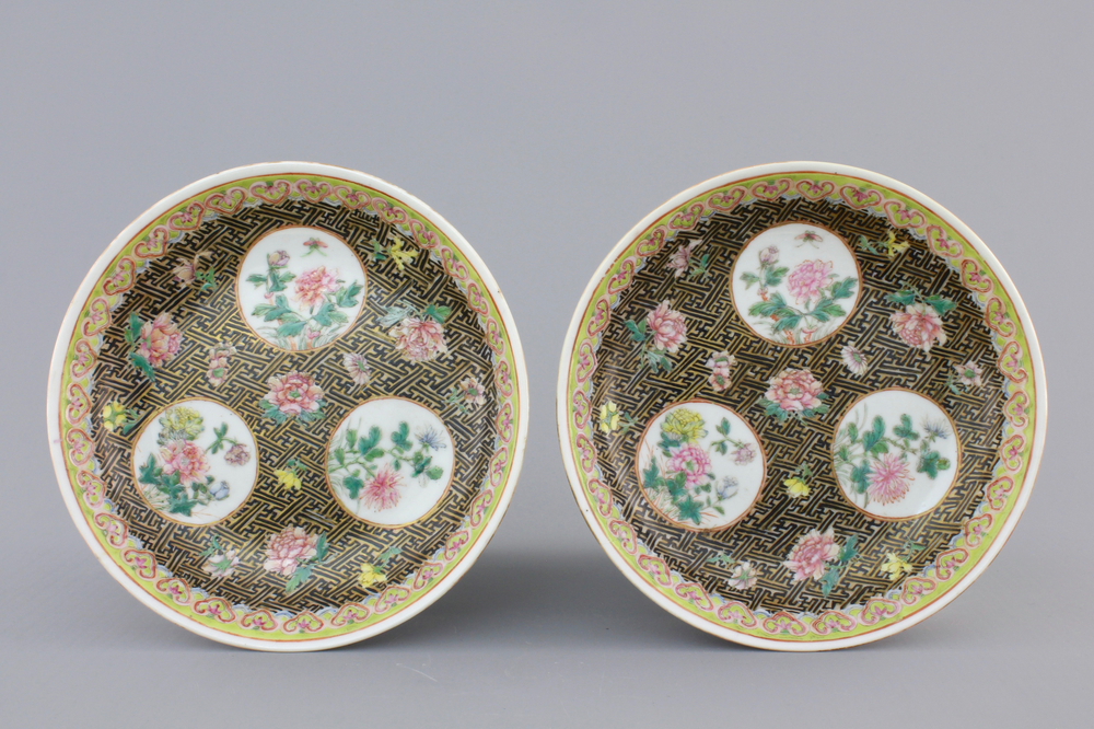 A pair of Chinese famille rose saucer plates, 19/20th C.