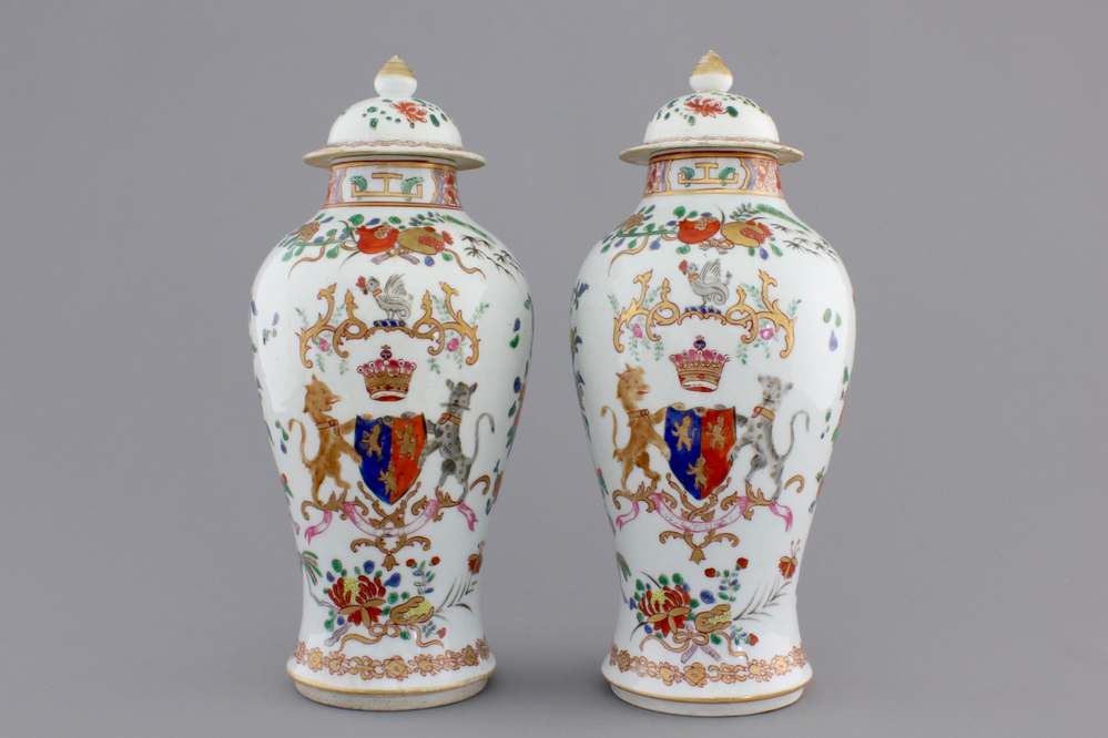 A pair of armorial porcelain vases with cover, Samson, 19th C.