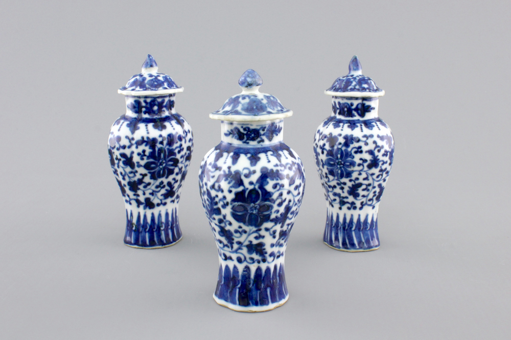 Three small blue and white Chinese porcelain vases and cover, 18/19th C.