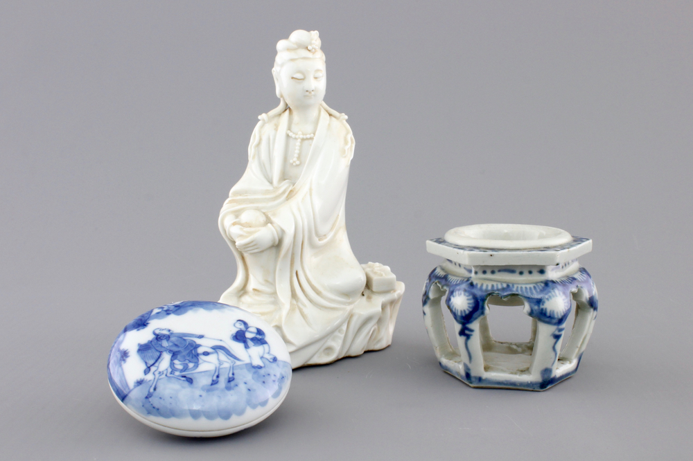 A Chinese porcelain seal wax box and cover, a Dehua blanc de Chine guanyin and a blue and white salt, 18/19th C.