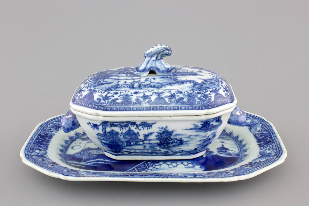 A small Chinese blue and white tureen on stand, Qianlong, 18th C.