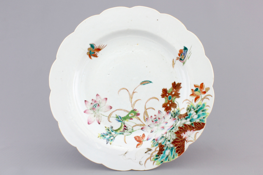 A lobed Chinese famille rose export porcelain plate, Qianlong, 18th C.