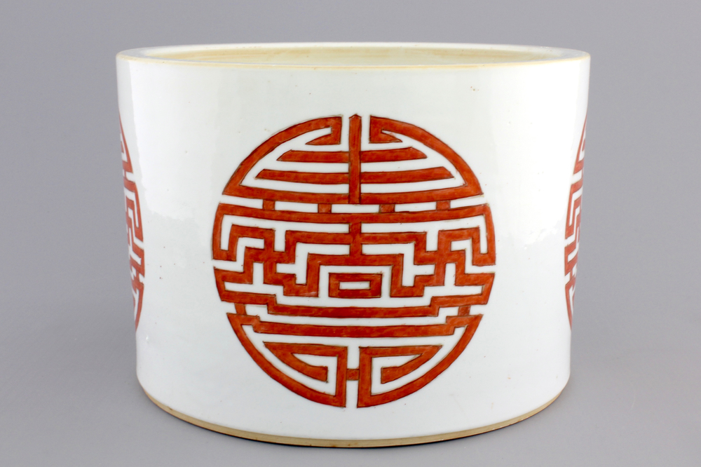 A large Chinese porcelain iron-red "Longevity" brush pot, 19/20th C.
