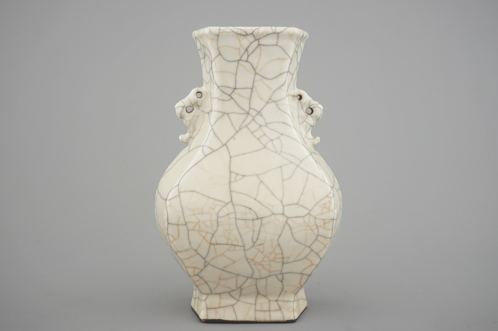 A Chinese crackle glazed guan hu-shaped vase, 18/19th C.