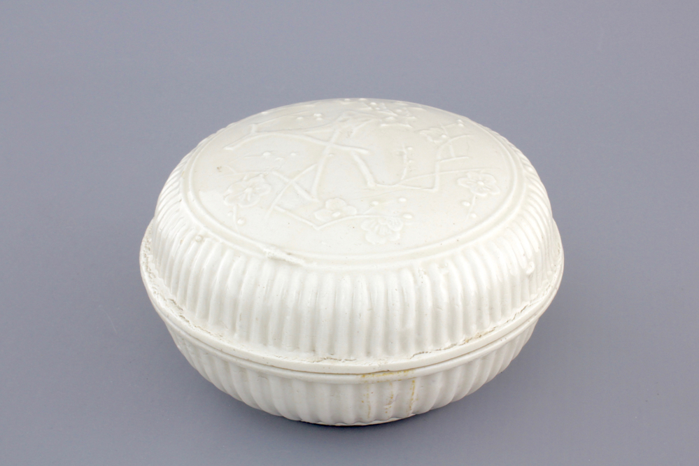 A round Chinese Dehua blanc de Chine box and cover, Kangxi, ca. 1700