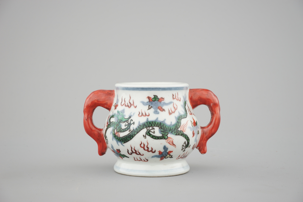 A Chinese wucai porcelain dragon incense burner, 19/20th C.