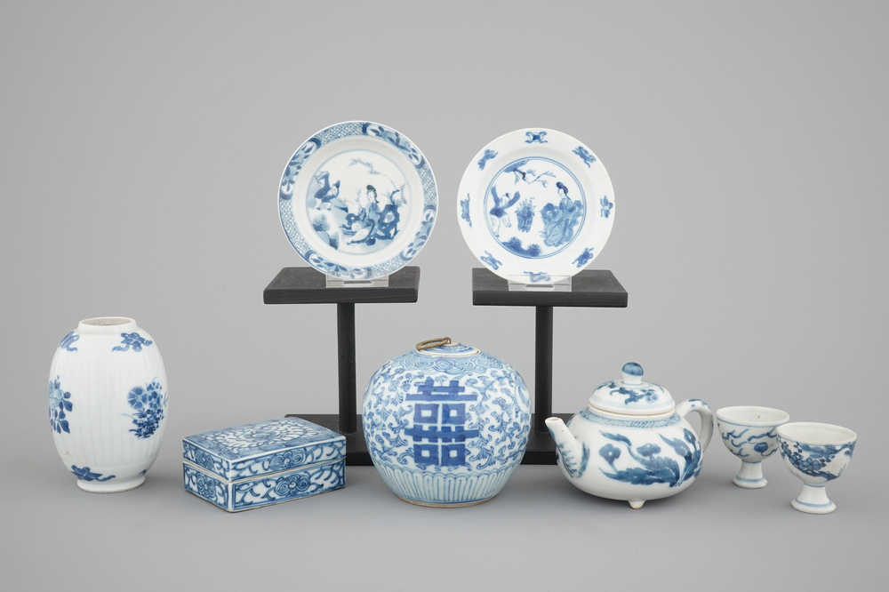 8x Chinese blue and white porcelain: a Kangxi footed teapot, a pair of Hatcher Cargo egg cups, 17/19th C.
