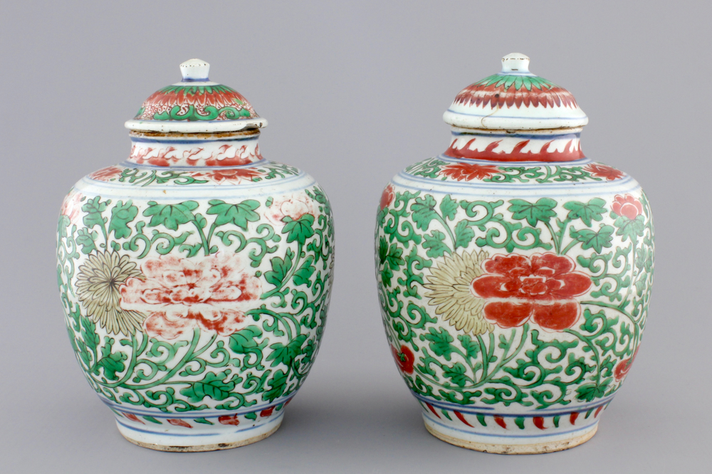 A pair of Chinese wucai porcelain vases with covers, Transitional, 17th C.