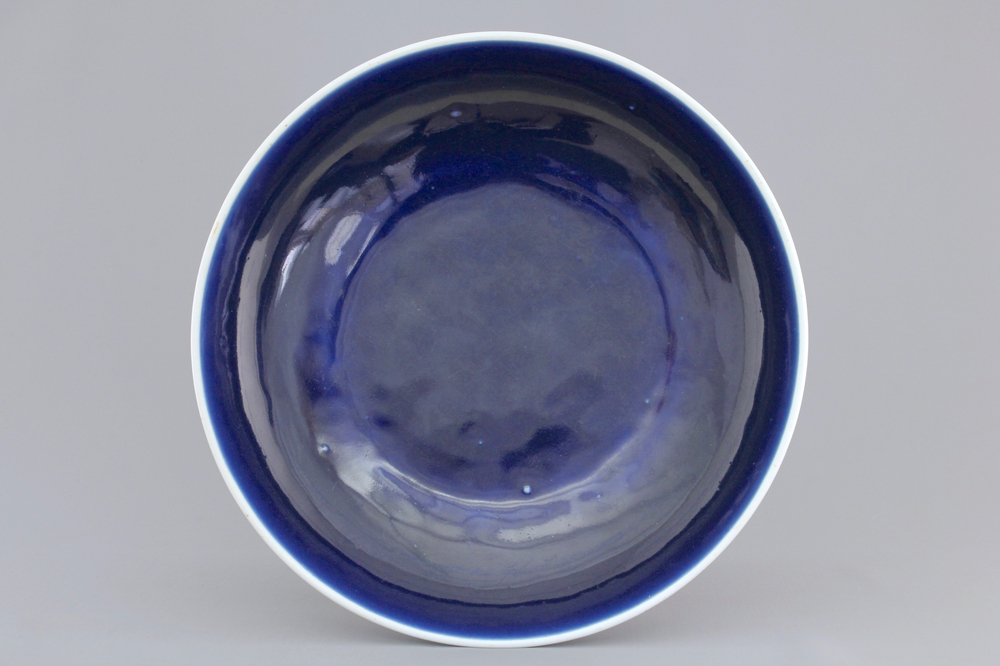 A large Chinese porcelain monochrome blue dish, 18/19th C.