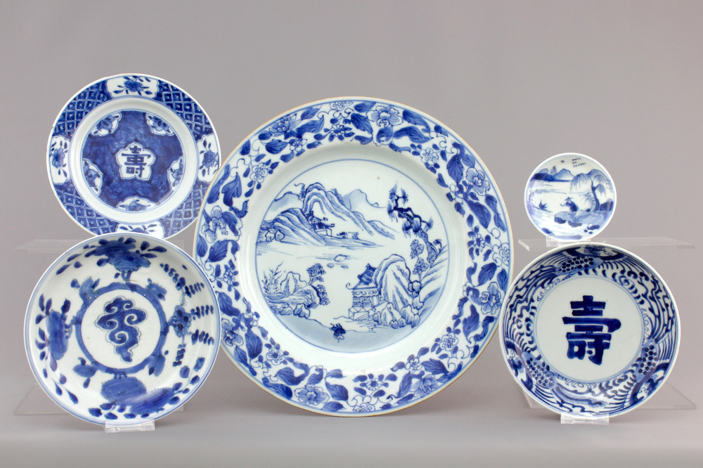A Chinese blue and white porcelain landscape dish, 3 smaller plates and a saucer, Kangxi, ca. 1700