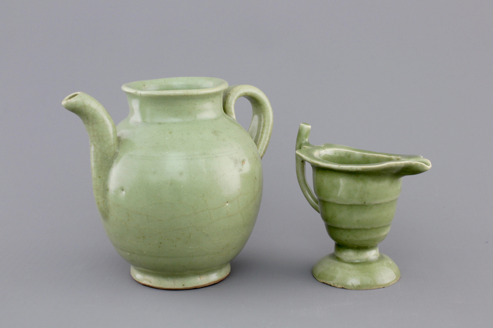 A Ming dynasty celadon glazed jug, 16/17th C. together with a helmet-shaped export porcelain jug, ca. 1780-1800