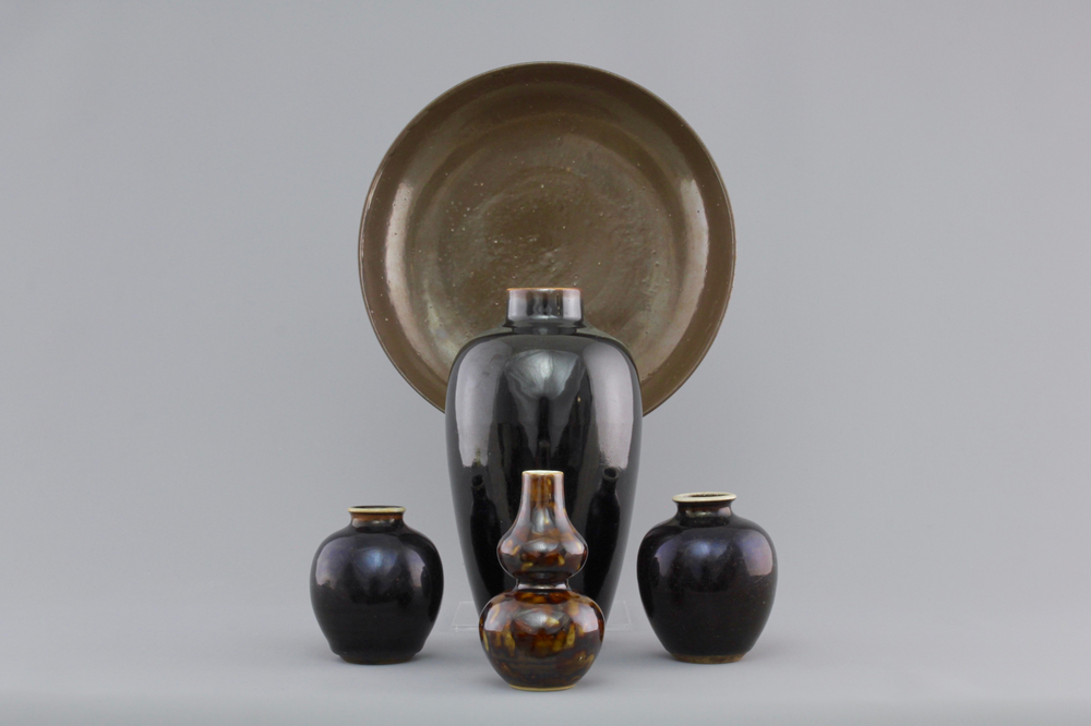 A group of Chinese monochrome brown and black wares, 17/18th C.