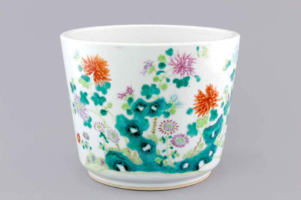 A floral Chinese porcelain famille rose jardiniere, 19th C.