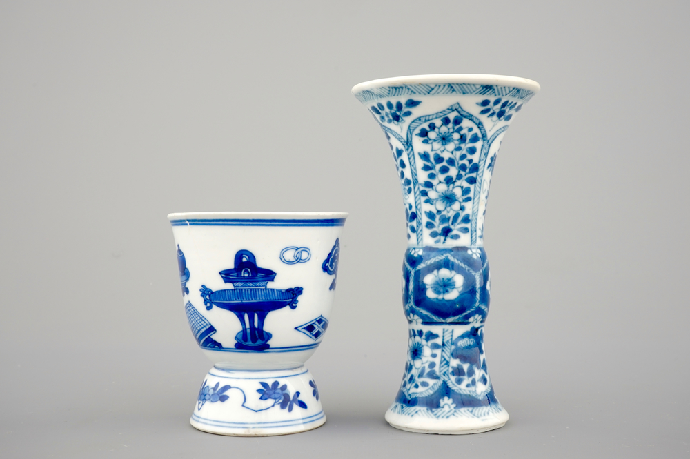 A small blue and white Chinese porcelain vase and a blue and white wine cup, Kangxi, ca. 1700