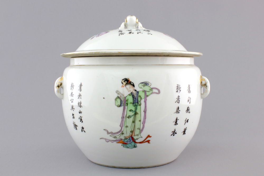 A Chinese porcelain famille rose bowl and cover, 19/20th C.