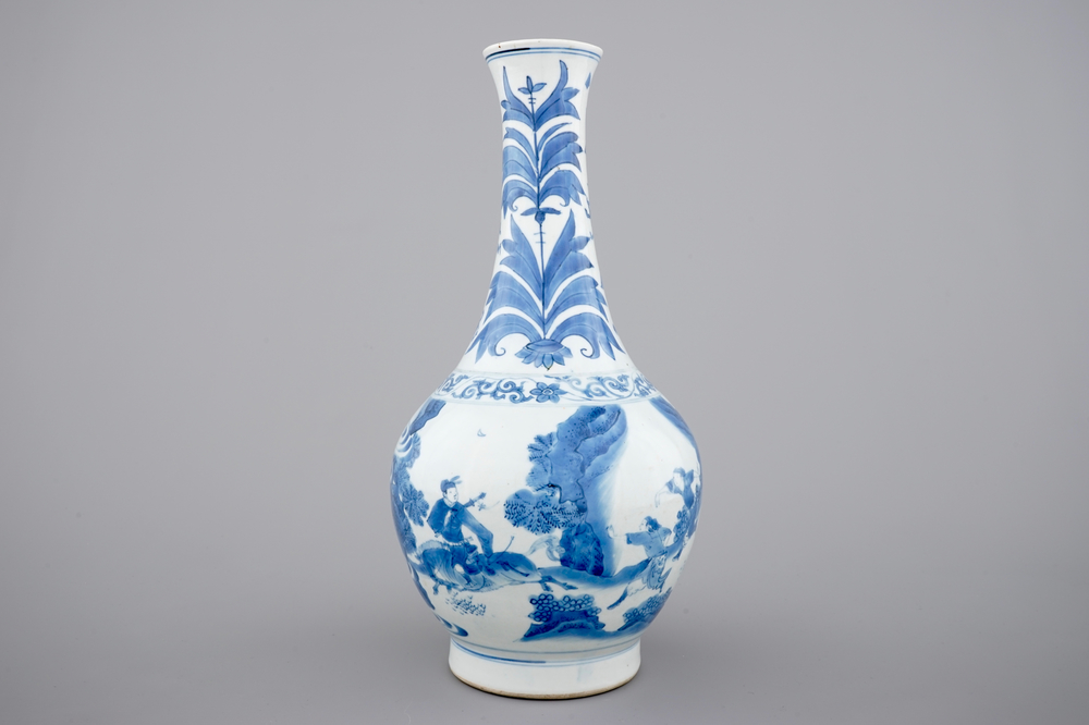 A blue and white Chinese porcelain bottle vase, Transitional, 17th C.