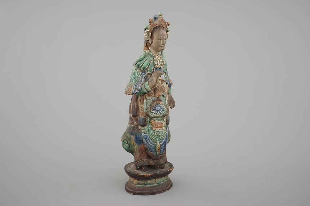 A tall Chinese sancai pottery figure of a guanyin, 18/19th C.