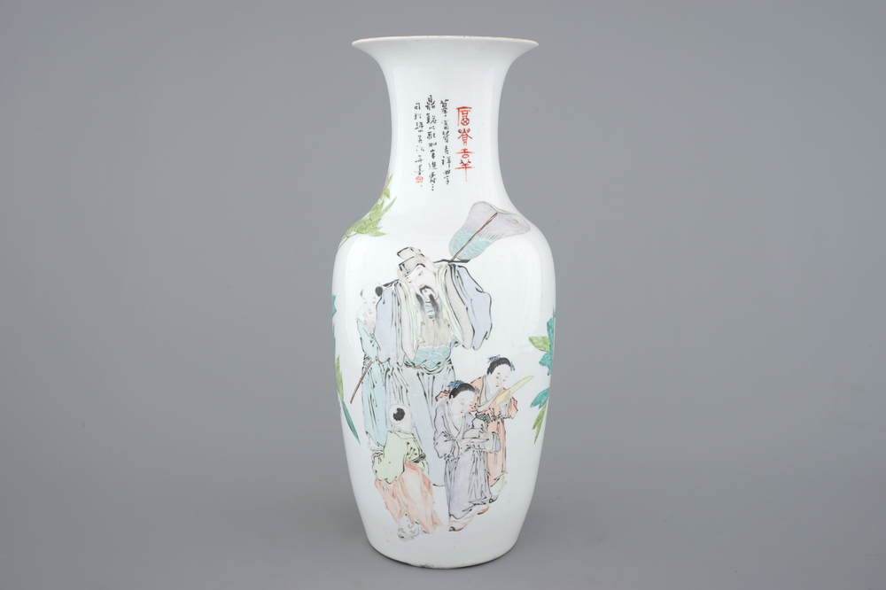 A tall Chinese Qianjiang and famille rose porcelain vase, 19/20th C.