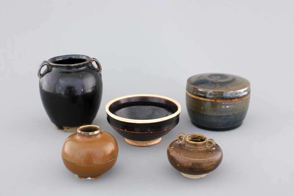5 Chinese Yuan and Ming Dynasty dark glazed pottery pieces: 3 jars, a bowl and a box with cover