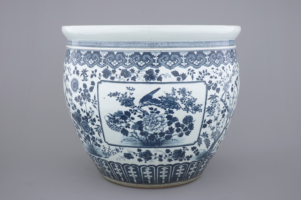 A large Chinese blue and white porcelain fish bowl, 19th C.