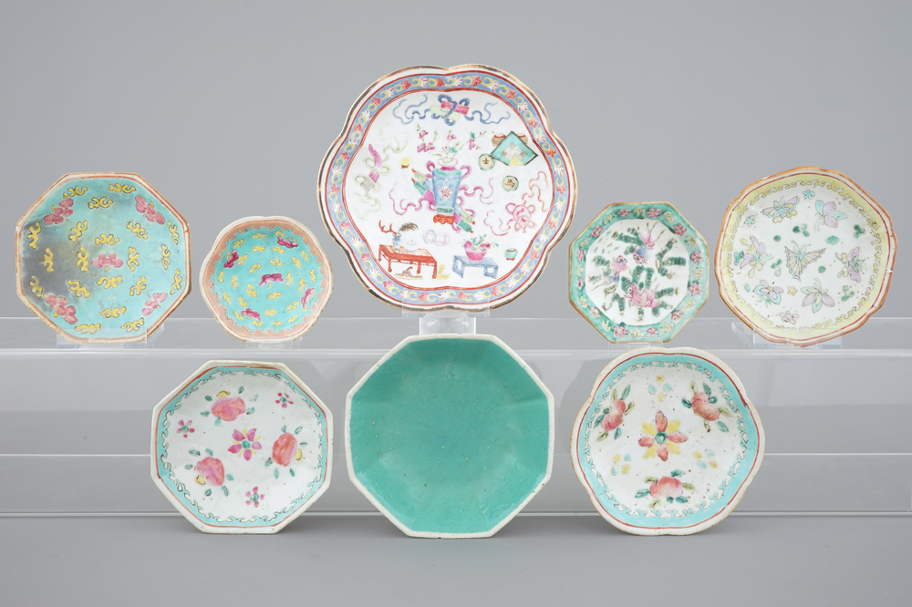 A set of 8 Chinese famille rose porcelain bowls on stand, 19th C.
