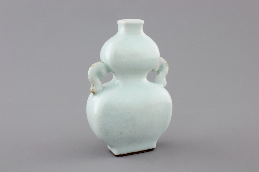 A small pale celadon-glazed vase, 18/19th C.
