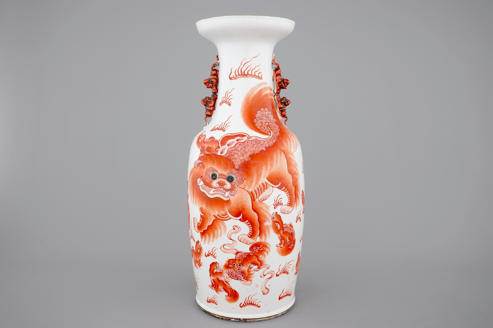 A Chinese porcelain vase with foo dogs, 19th C.