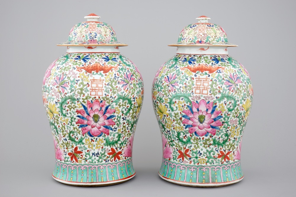 A pair of Chinese famille rose baluster jars with cover, 19th C.