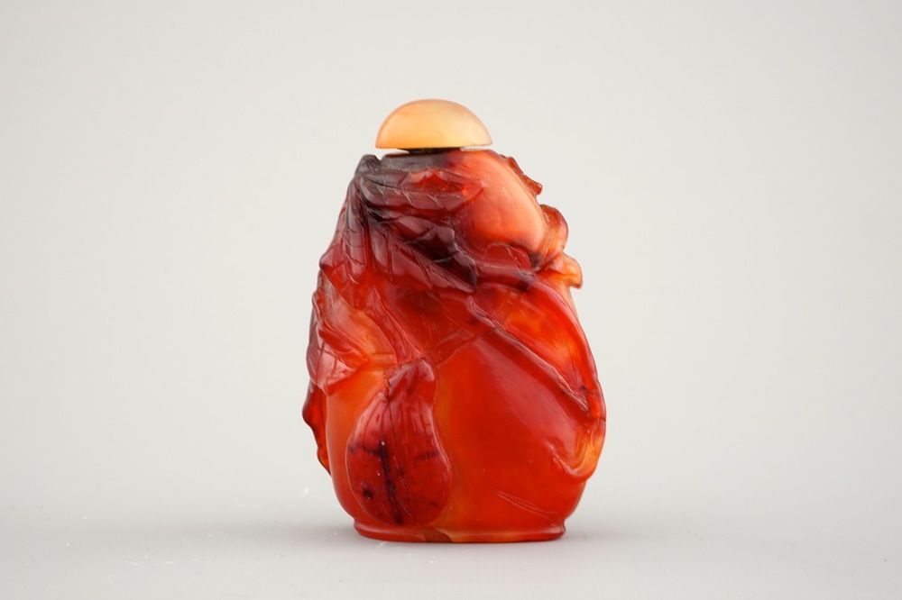 An attractive Chinese carved agate snuff bottle, 19/20th C.