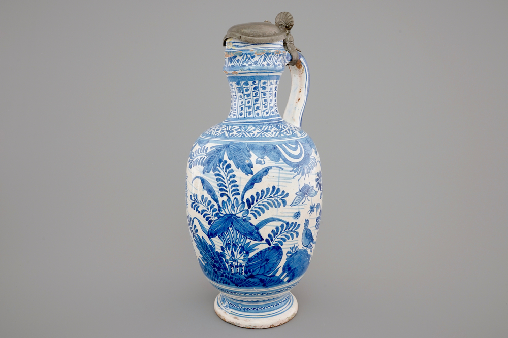 Un pichet en bleu et blanc, couvercle en &eacute;tain, Delft, 1630-1650