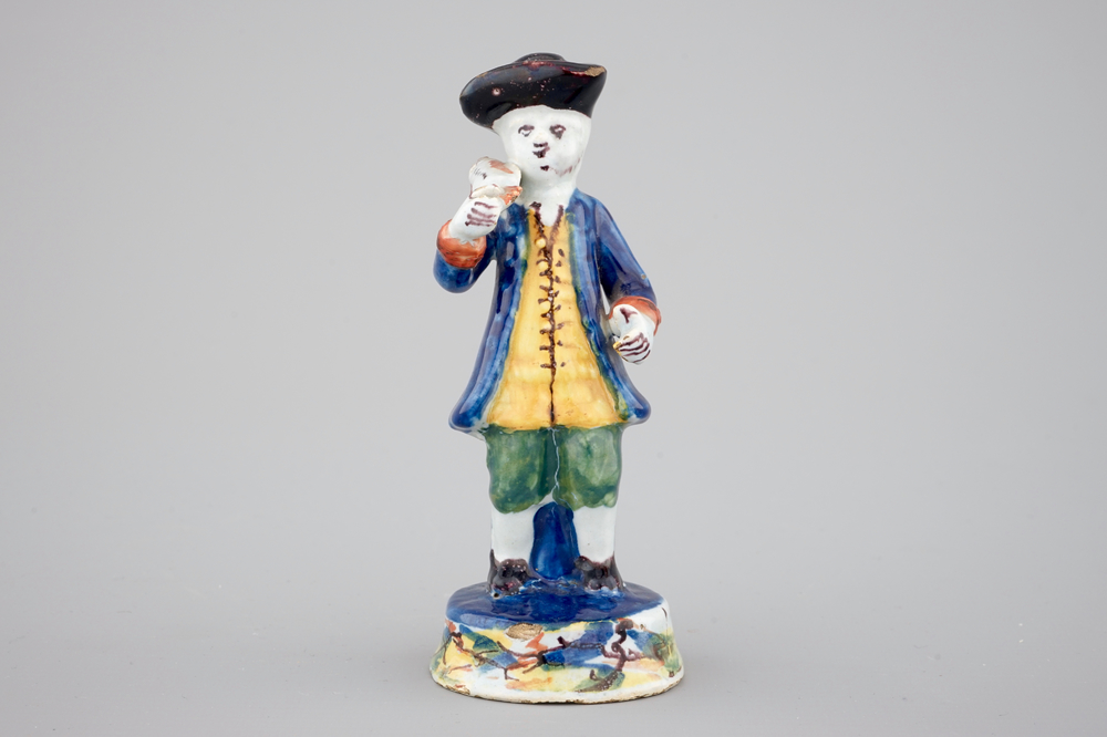 Un marchand de possoins en fa&iuml;ence polychrome de Delft, 18&egrave;me