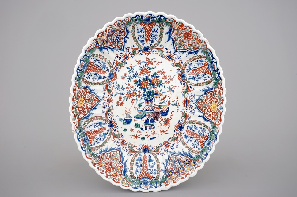 Een gerribeld polychroom Delfts bassin in Kashmir palet, ca. 1700