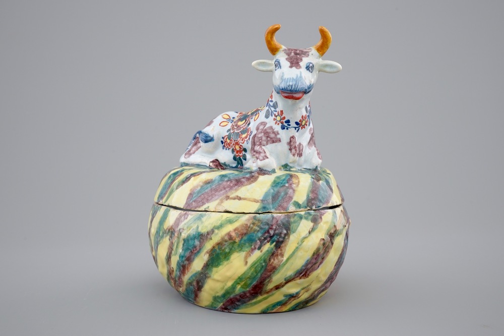 Un beurrier en fa&iuml;ence de Delft avec une vache, 18&egrave;me