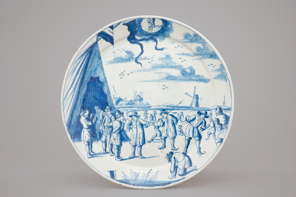 Une assiette en fa&iuml;ence de Delft au d&eacute;cor de patineurs, de la s&eacute;rie des Zodiacs, d&eacute;but du 18&egrave;me