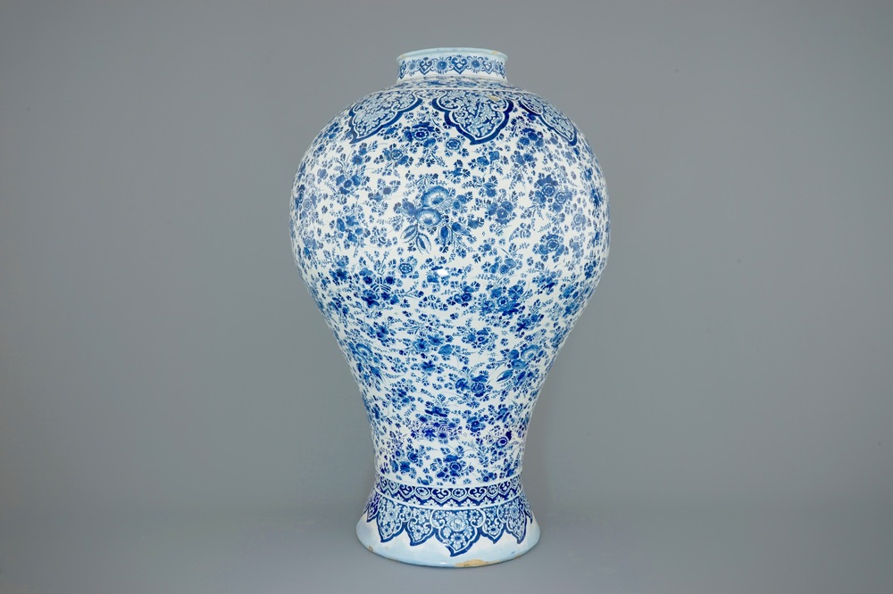 Een uitzonderlijk grote Delftse vaas met millefleurs decor, eind 17e eeuw