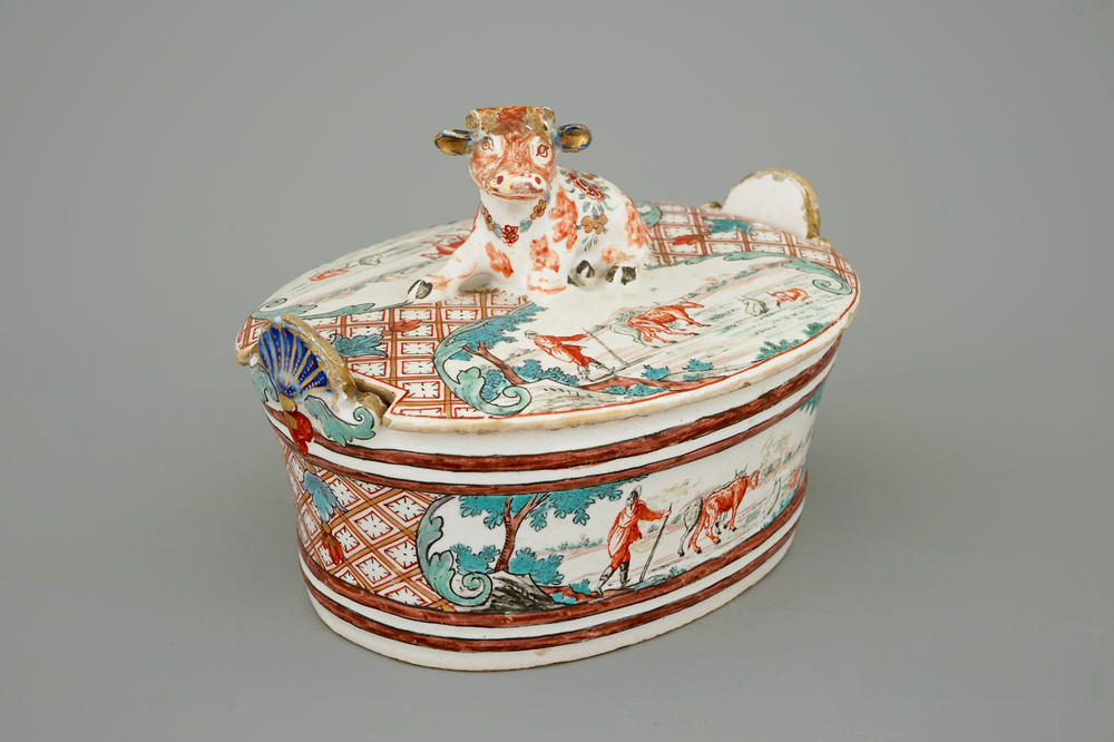 Un beurrier en forme de vache en fa&iuml;ence de Delft petit feu, dat&eacute; 1747