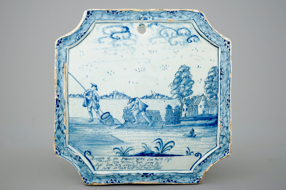 Une plaque en fa&iuml;ence de Delft au sujet de dragage, 18&egrave;me