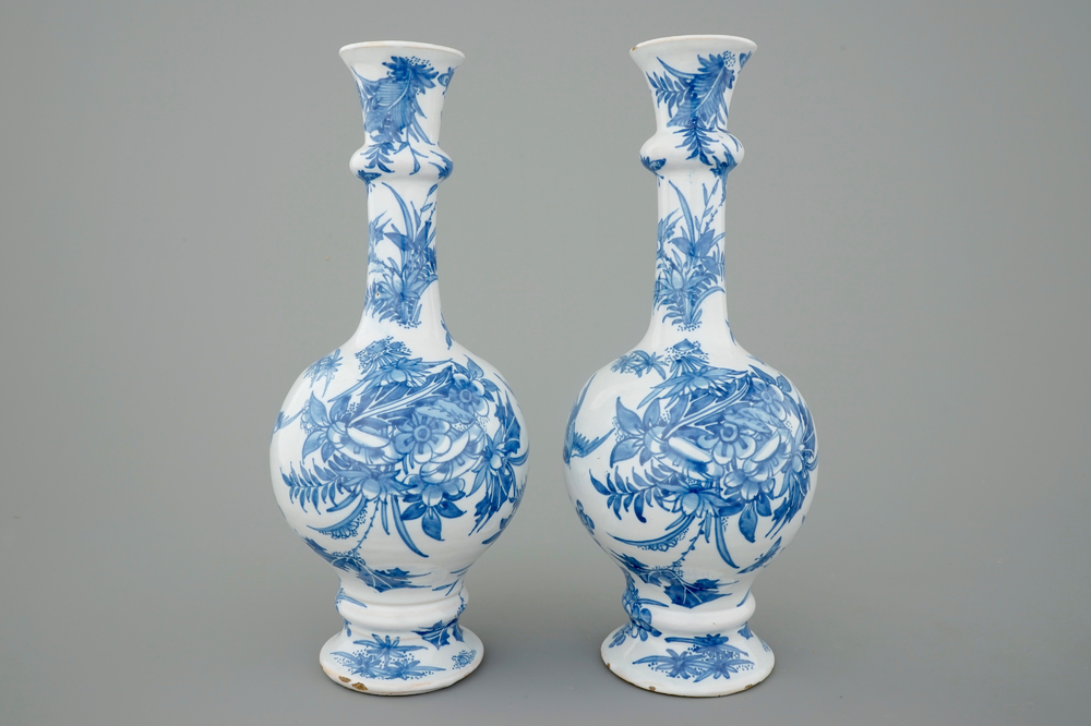 Une paire de vases bouteille en fa&iuml;ence de Delft, 17&egrave;me