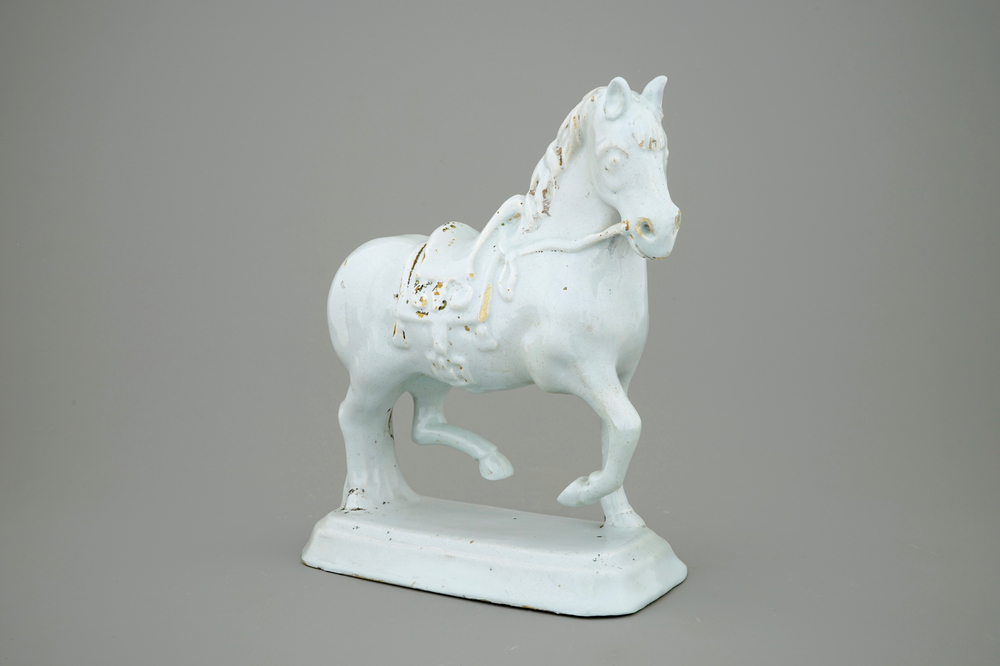 Een groot wit Delfts model van een paard, 18e eeuw