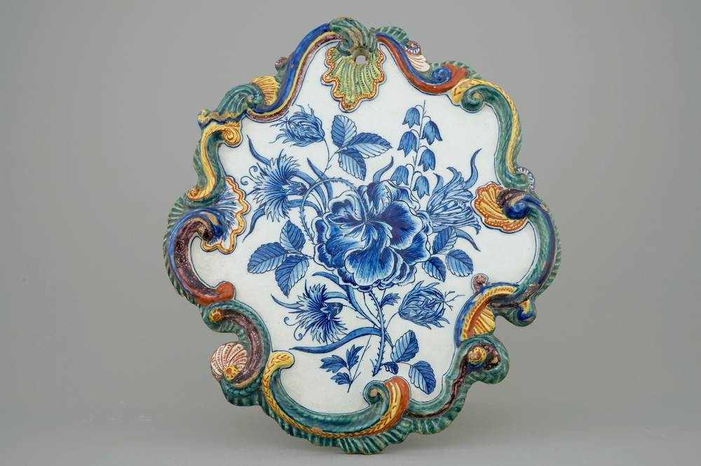 Une plaque en fa&iuml;ence de Delft au bouquet fleuri, 18&egrave;me