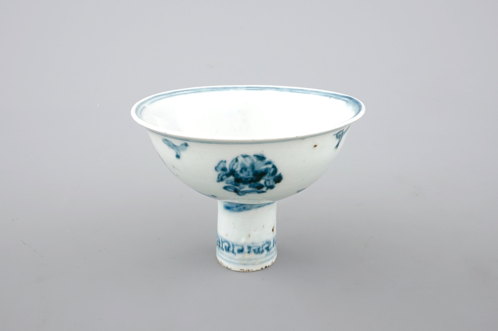 Een blauw-witte stem cup in Chinees porselein, vroege Ming-dynastie, ca. 1500