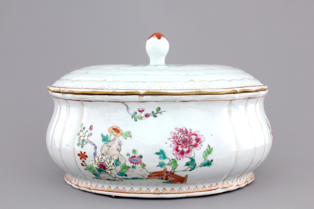 Een Chinese famille rose terrine met deksel, Qianlong, 18e eeuw