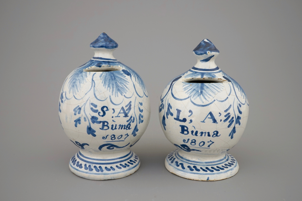 Une paire de tirelires dat&eacute;es 1807 en fa&iuml;ence de Makkum, la Frise