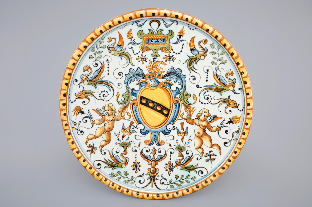 Un tazza en majolique italienne, dat&eacute; 1627, Urbino, Italie