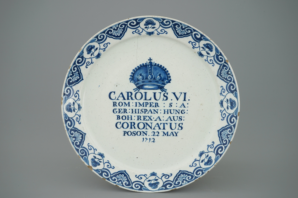 Une assiette en fa&iuml;ence de Delft pour le couronnement de Charles VI du Saint-Empire, ca. 1722