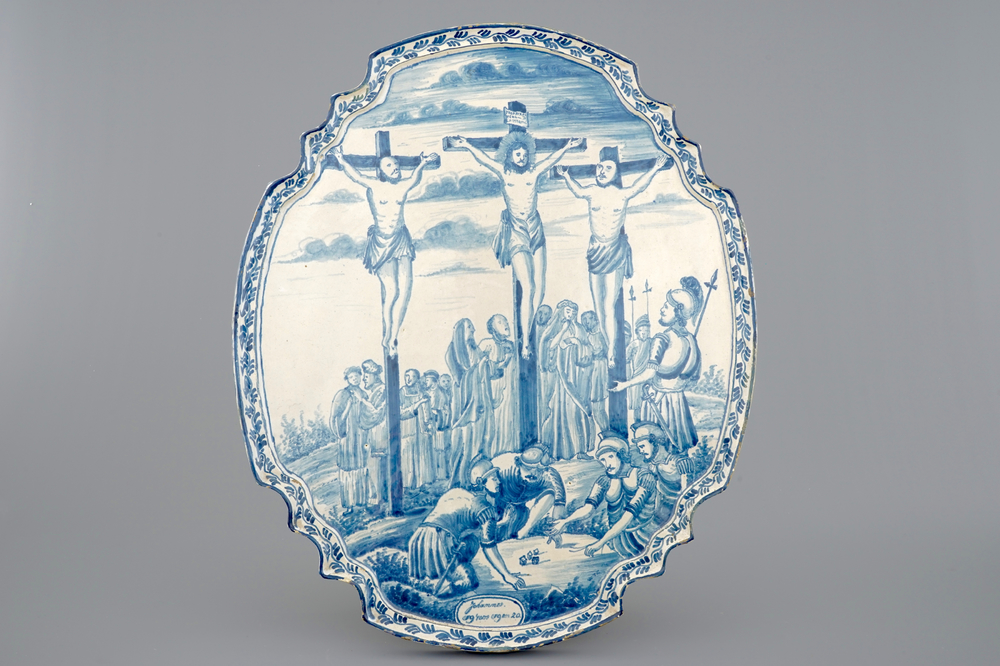Une grande plaque en fa&iuml;ence de Delft au sujet de la "Crucifixion", Rotterdam, 18&egrave;me