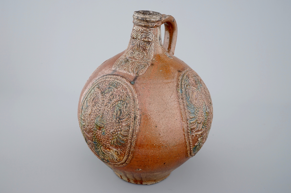 Une grande cruche "Bellarmine" en gr&egrave;s de Frechen, dat&eacute;e 1604