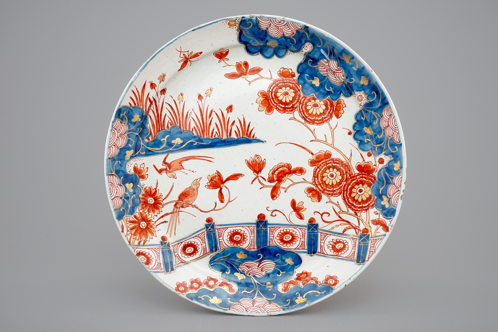 Une assiette en fa&iuml;ence de Delft dor&eacute; &agrave; la chinoiserie, d&eacute;but 18&egrave;me