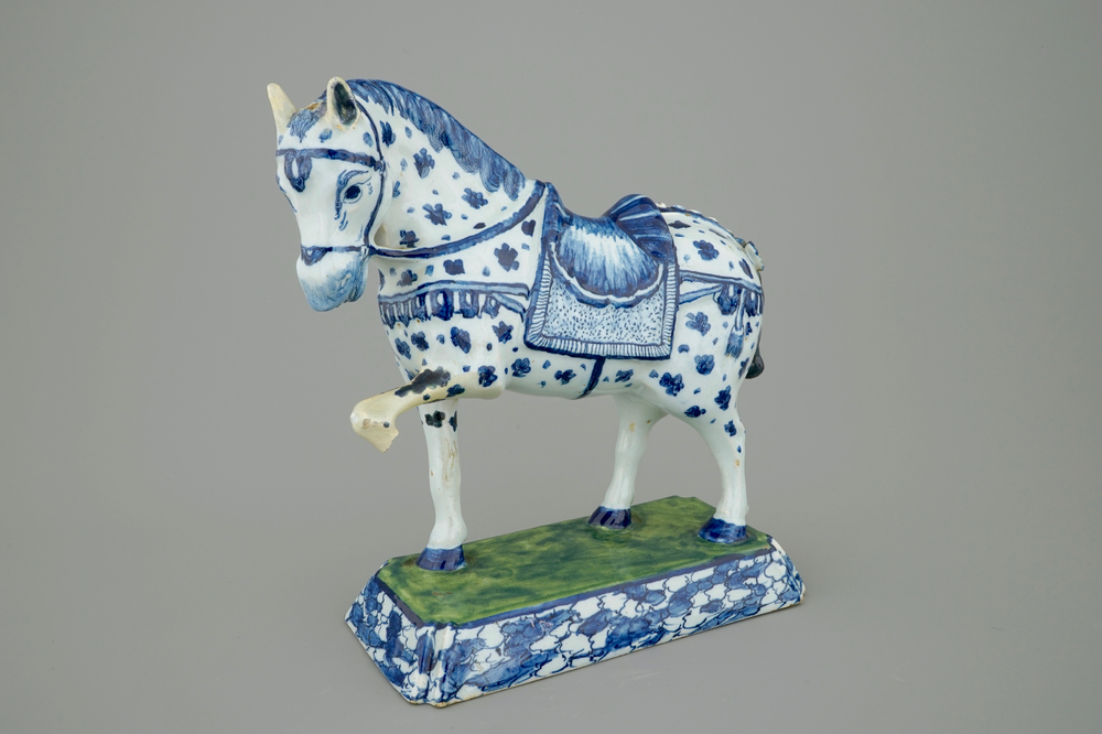 Un mod&egrave;le d'un cheval en fa&iuml;ence de Delft, 18&egrave;me